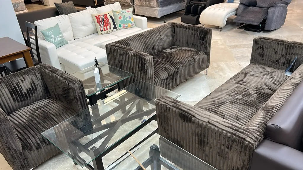 Sofás y asientos dentro del showroom de Tamarac